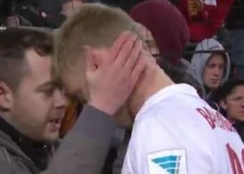 Des fans de Stuttgart consolent leur défenseur après une bévue