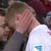 Des fans de Stuttgart consolent leur défenseur après une bévue