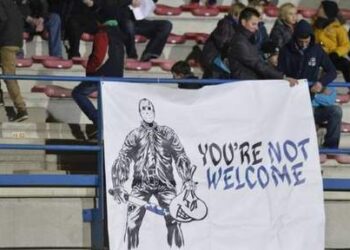 Les supporters de Dender reprennent le tifo polémique du Standard