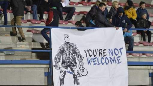 Les supporters de Dender reprennent le tifo polémique du Standard