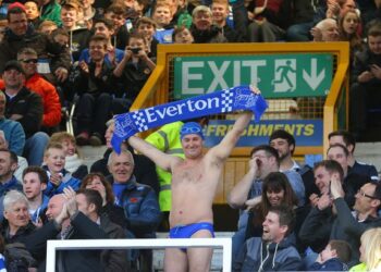 En maillot de bain à un match d’Everton