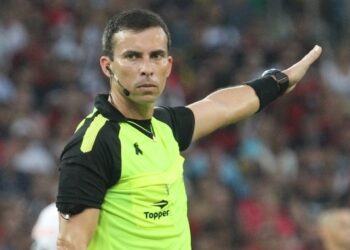 Un joueur de Flamengo se venge de l’arbitre en lui serrant la main