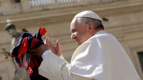 Un maillot de San Lorenzo lancé au pape pendant l’audience