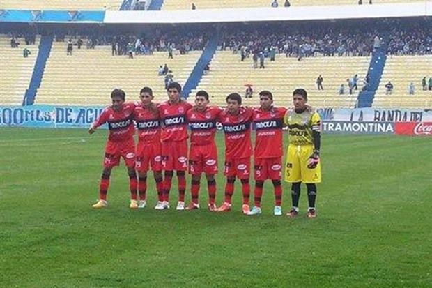 Une équipe bolivienne débute avec 7 joueurs sur le terrain