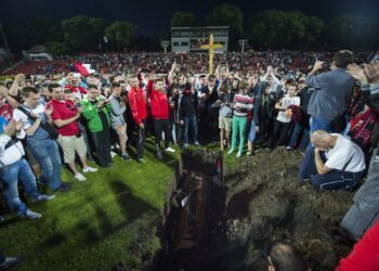 Des supporters hongrois enterrent leur club