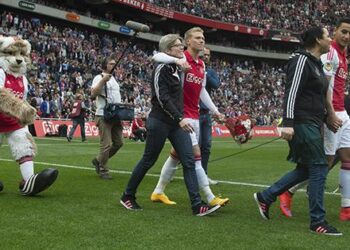 Les joueurs de l’Ajax rentrent sur le terrain avec leurs mères