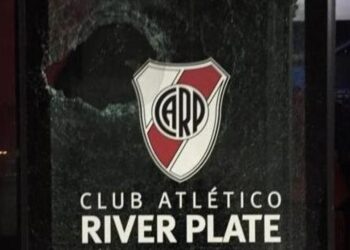 Le bus de River caillassé par des supporters de Boca