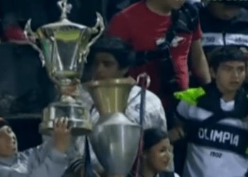 Des trophées de Guarani dérobés et exhibés par leurs rivaux en tribune