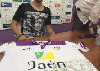 Espagne : Un joueur arrive à sa présentation officielle avec un tee-shirt de Franco