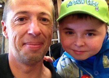 Un fan de Man City se fait tatouer le logo de Man U pour aider son fils