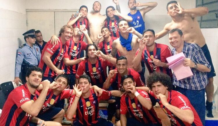 La célébration provocante des joueurs du Cerro Porteño contre Olimpia