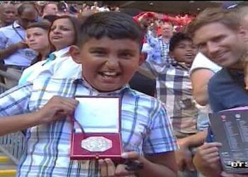 Mourinho lance sa médaille à un fan d’Arsenal