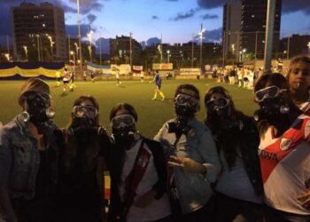 Superclasico : des supporters de River avec les masques à gaz