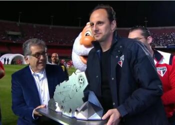 Rogerio Ceni récompensé pour ses 25 ans au São Paulo FC