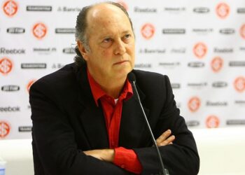 La légende Paulo Roberto Falcão retrouve un banc à Recife
