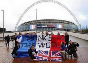 Les supporters de Portsmouth chantent contre l’EI