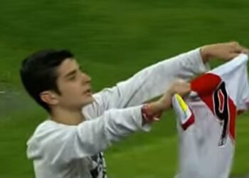 Un jeune Péruvien sourd-muet reçoit le maillot de son idole et exulte