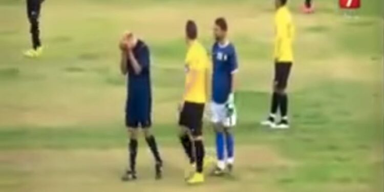 Insulté par le public, un arbitre tunisien fond en larmes
