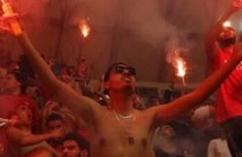 Malgré les bombes, des Libyens poursuivent un match pour la paix