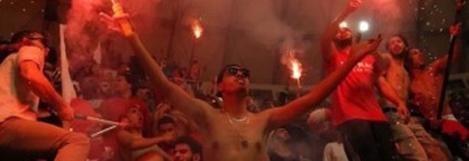 Malgré les bombes, des Libyens poursuivent un match pour la paix