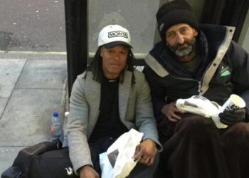 Edgar Davids partage son repas avec un sans-abri
