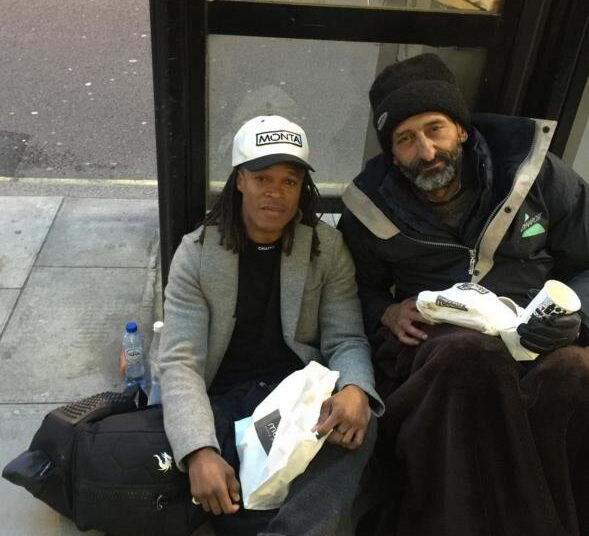 Edgar Davids partage son repas avec un sans-abri