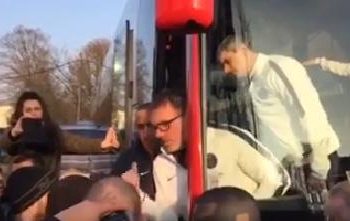 Les ultras du PSG bloquent le bus des joueurs