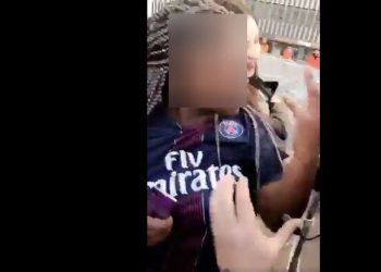 Une supportrice avec un maillot du PSG malmenée devant le Vélodrome