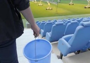 Un fan de Trabzonspor contraint de nettoyer les sièges du stade