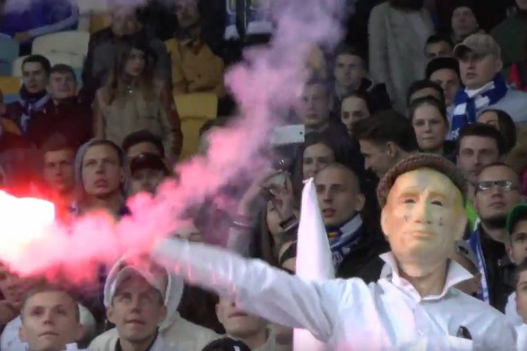 Dynamo Kiev : des supporters grimés en membres du KKK