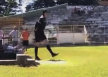Brésil : l’arbitre sort une arme en plein match
