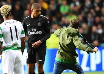 Mbappe manque de se prendre un coup par un « supporter » du Celtic