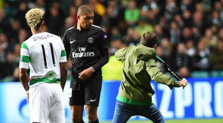 Mbappe manque de se prendre un coup par un « supporter » du Celtic
