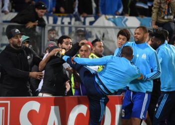 OM : Victimes d’injures, Patrice Evra met un coup de pied à un supporter