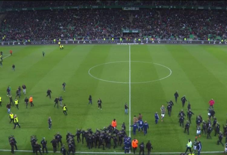 ASSE-OL : Le match suspendu suite à un envahissement de terrain