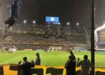 Un supporter de Boca chute du grillage à la Bombonera