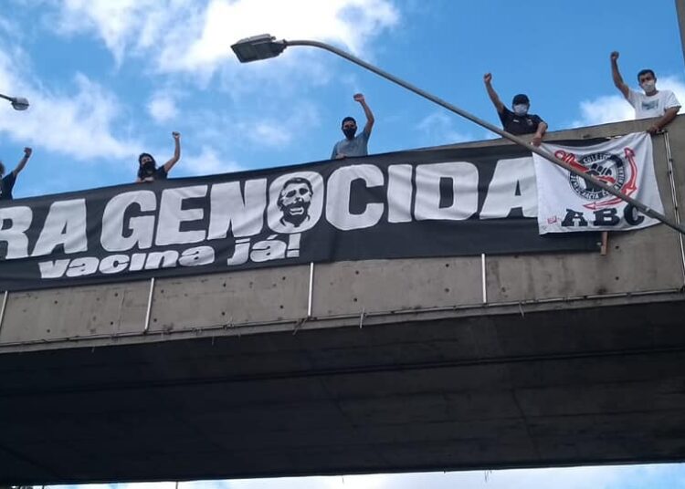 « Fora Bolsonaro » : les collectifs de supporters brésiliens en résistance contre Bolsonaro