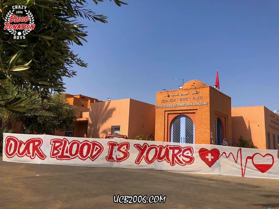 Banderole es Ultras Crazy Boys devant le centre régional de Marrakech pour leur campagne de don de sang