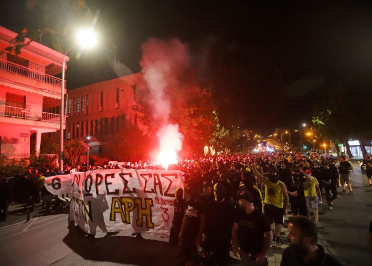 Le gouvernement grec ferme tous les clubs de supporters