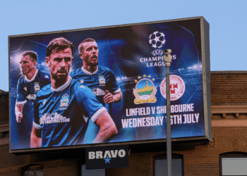 Affiche de la rencontre au dessus d'un des pubs de supporters du club, Sandy Row, Belfast.