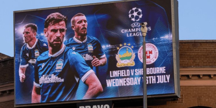 Affiche de la rencontre au dessus d'un des pubs de supporters du club, Sandy Row, Belfast.