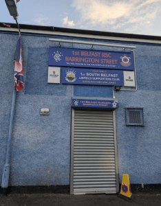 Pub du quartier de The Village, illustrant parfaitement le lien entre Linfield et les Glasgow Rangers.